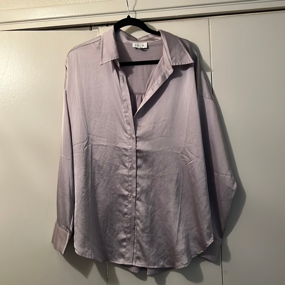 Acoa size Large. Silver satin can be tied to be fitted. Longer and comfortable